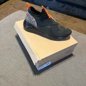 Steve Madden SZ 9 women’s sneaker.